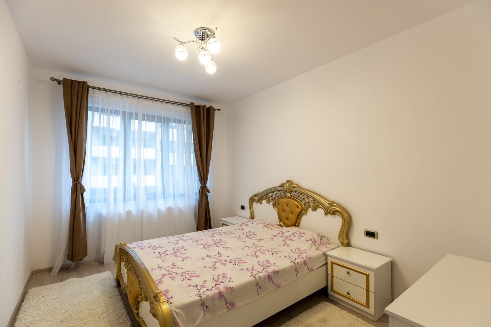 Coresi-Isaran apartament foarte spatios, 2 bai - Poză 4