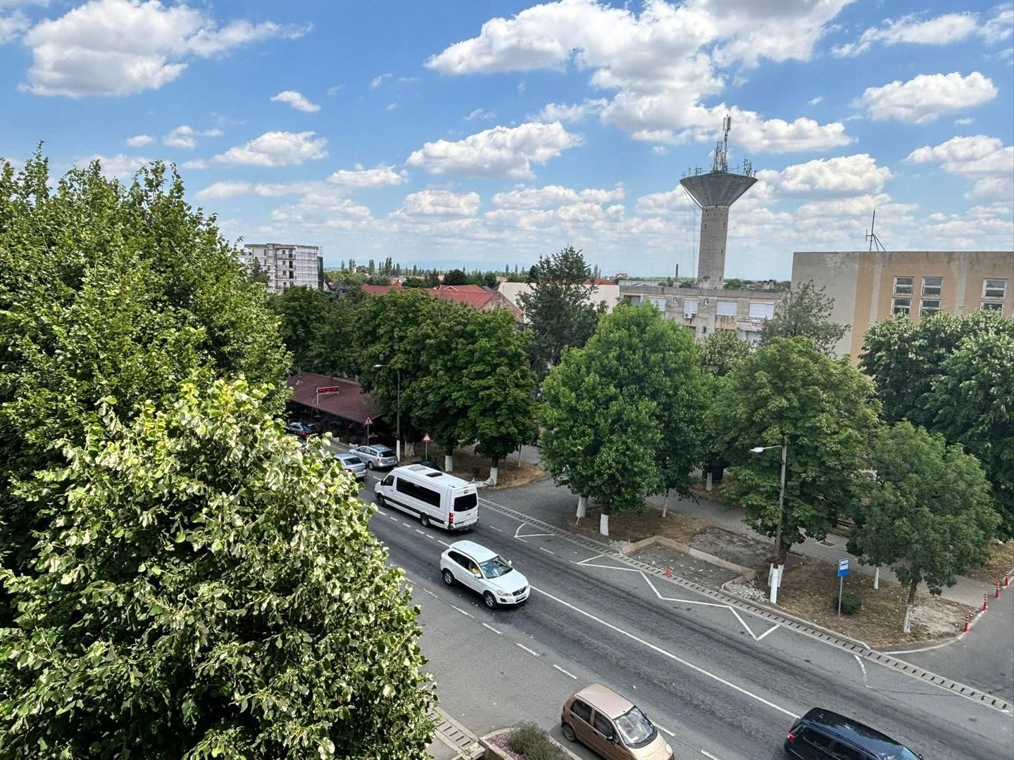 De vânzare - Apartament ultracentral, 4 camere, 132 mp, Chişineu-Criş, - Poză 2
