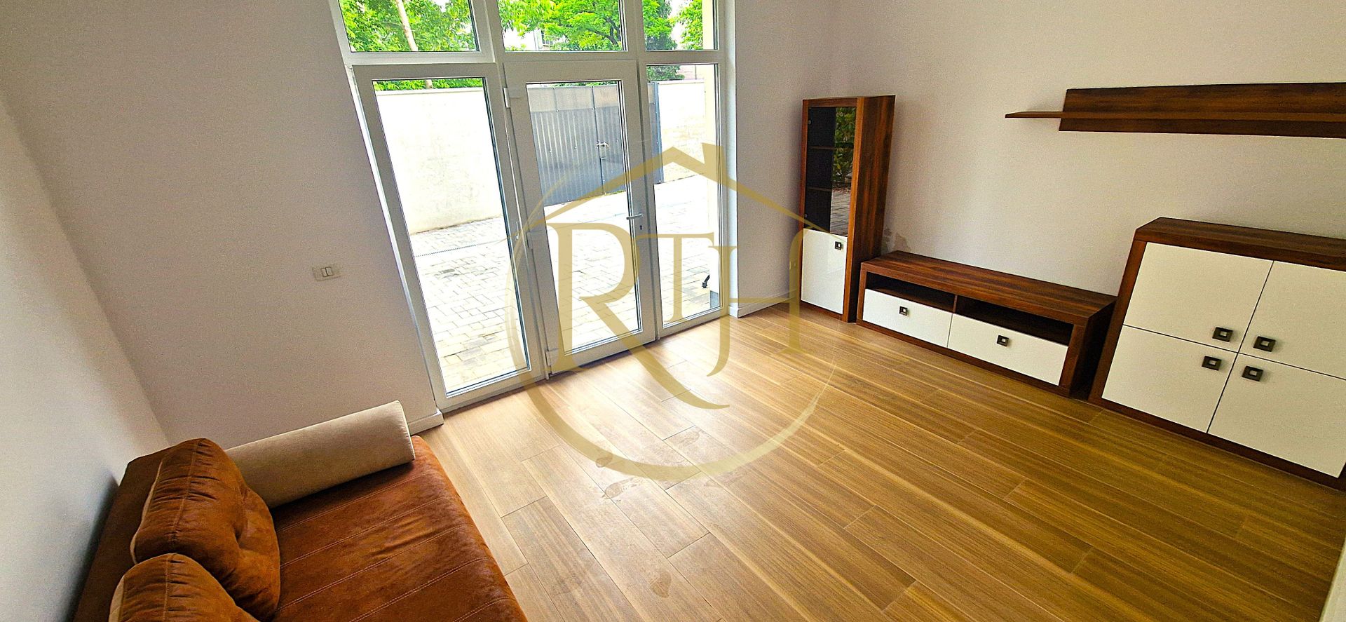 Apartament spațios de închiriat ideal pentru activități comerciale sau  locuință - Poză 3