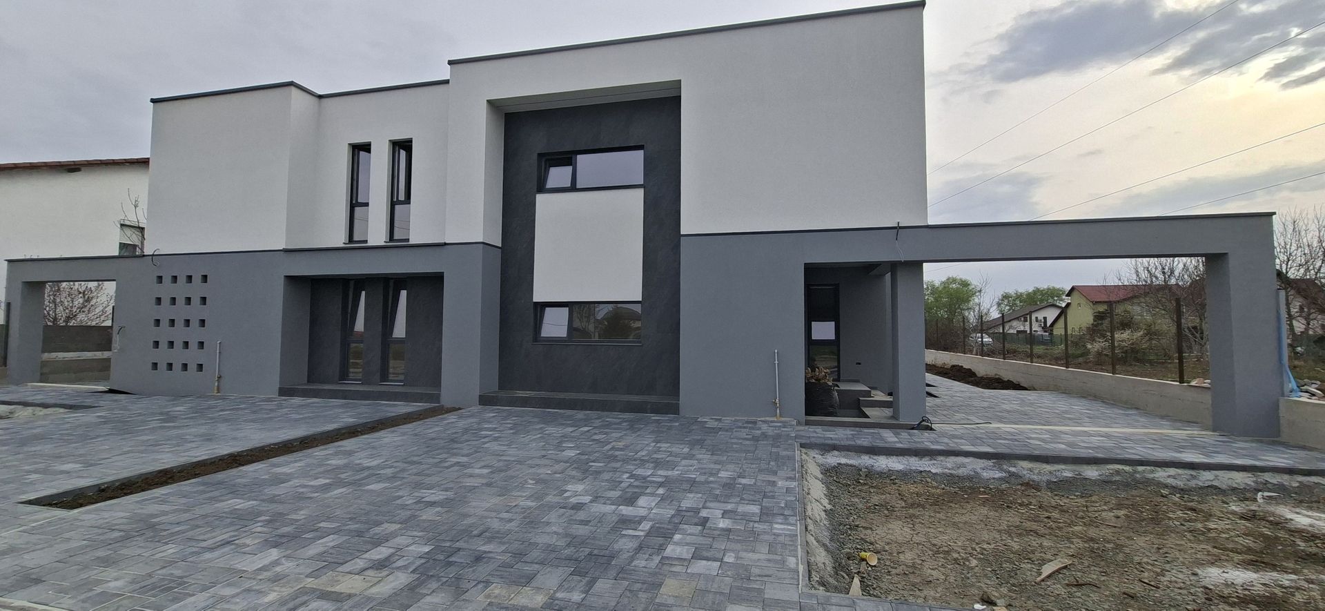 Duplex cu 5 camere si teren de 372mp - Poză 1