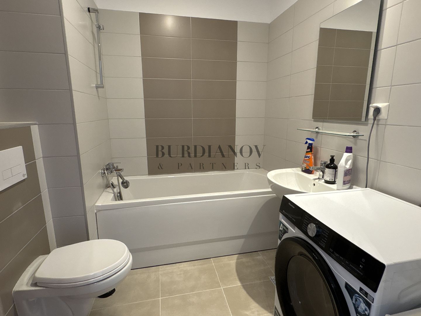 Apartament cu 3 camere 2 băi de închiriat Prelungirea Ghencea - Poză 12