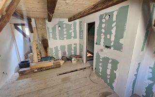 Casă veche, solidă, cu 4 camere, pivniță boltită și 4 băi – zonă centrală - Poză 6