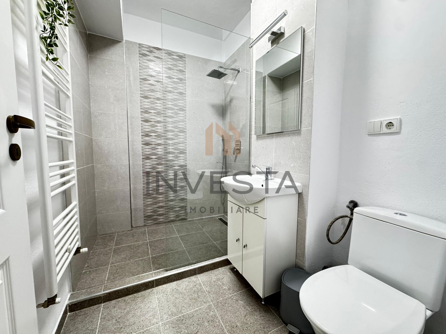 Apartament cu 3 camere de inchiriat si loc de parcare - Semicentral - Poză 5