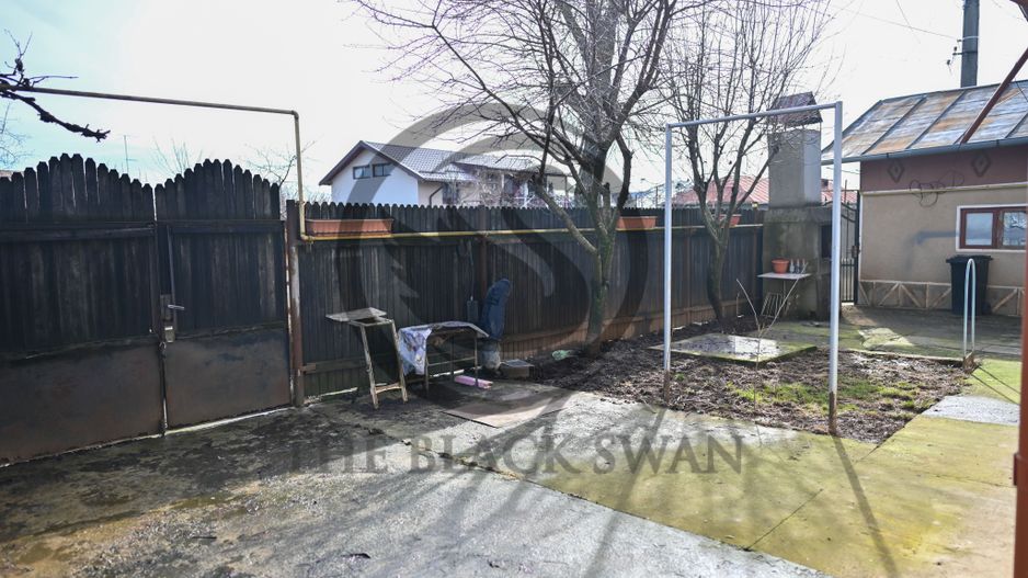 Casa cu 7 camere de vanzare | Zona Centrala, Baicoi | Comision 0% - Poză 3