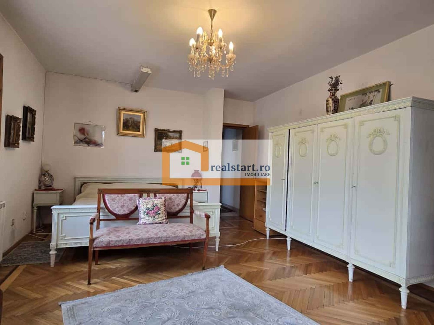 Vedere padure, panouri solare si fotovoltaice, pompa de caldura,  semineu - Poză 18