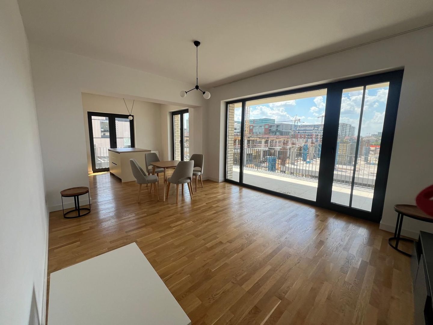 Vanzare apartament 3 camere | mobilat si utilat | 2 locuri parcare - Poză 3