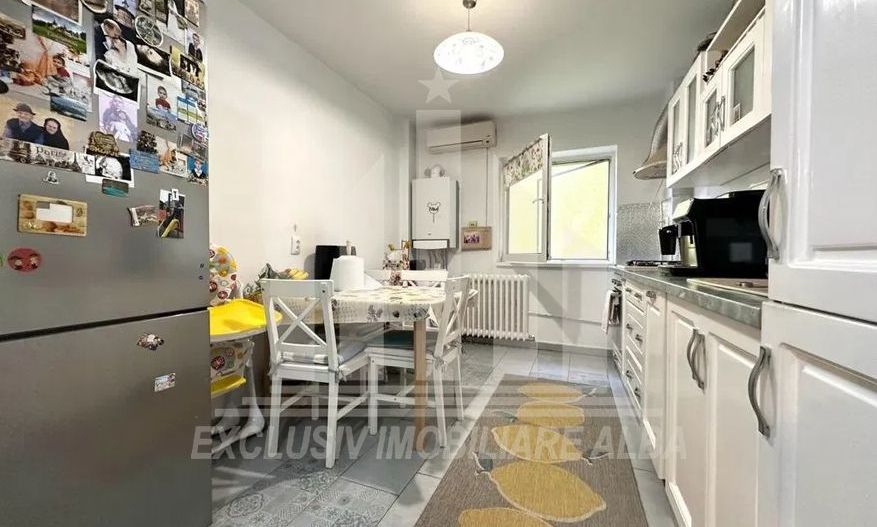 Apartament cu 3 camere decomandate, Cetate - Poză 3