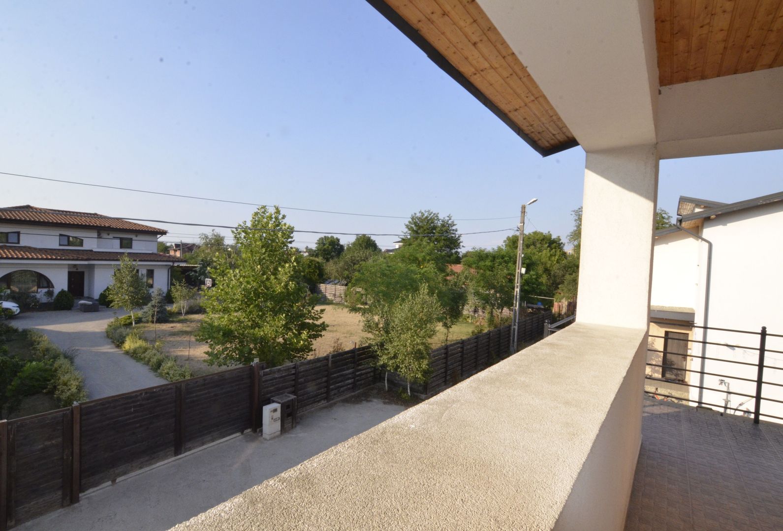 Inchiriem vila spatioasa singur in curte zona Tunari - Poză 18