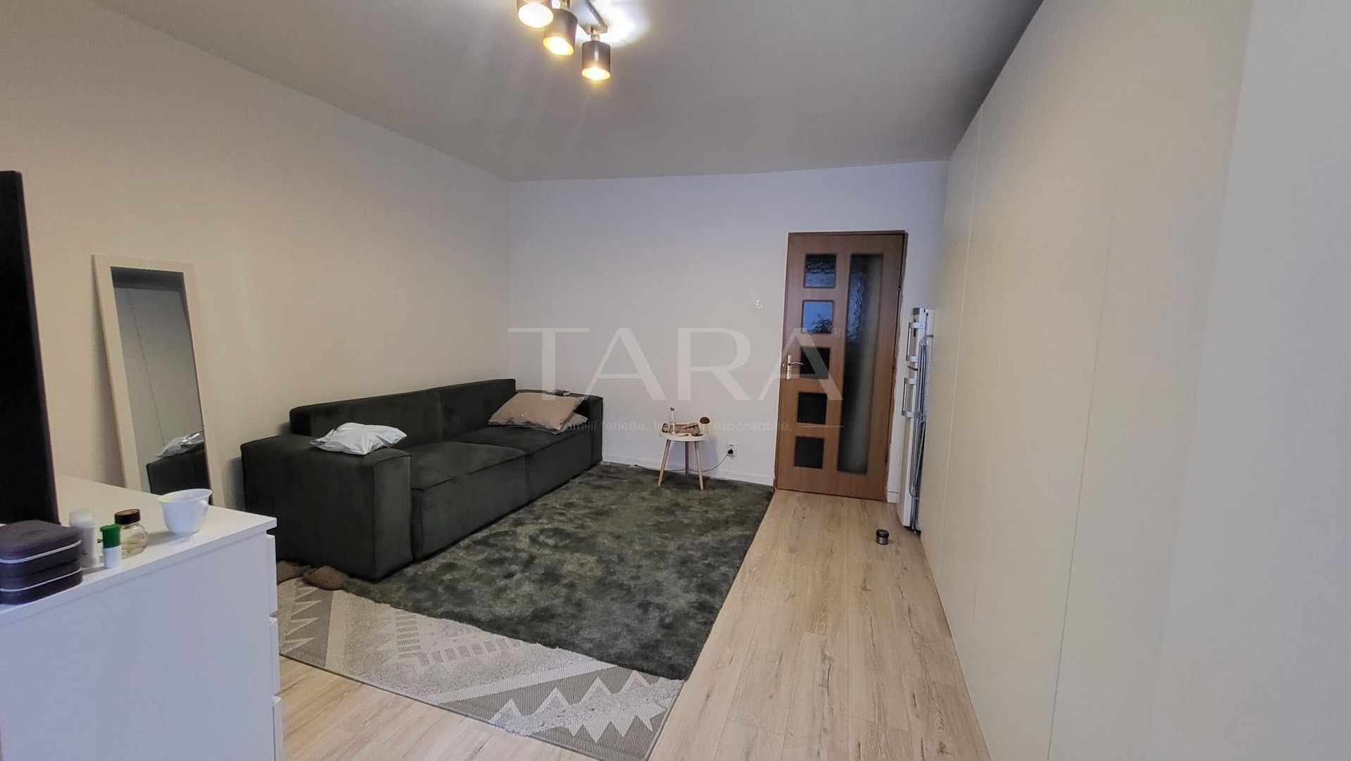 Garsonieră renovată, mobilată și utilată, cu parcare, zona semicentral - Poză 1