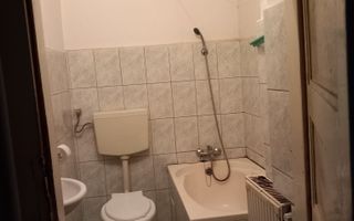 Ag EUROPA vinde casa VECHE zona ULTRACENTRALA întrare și curte comuna. - Poză 8