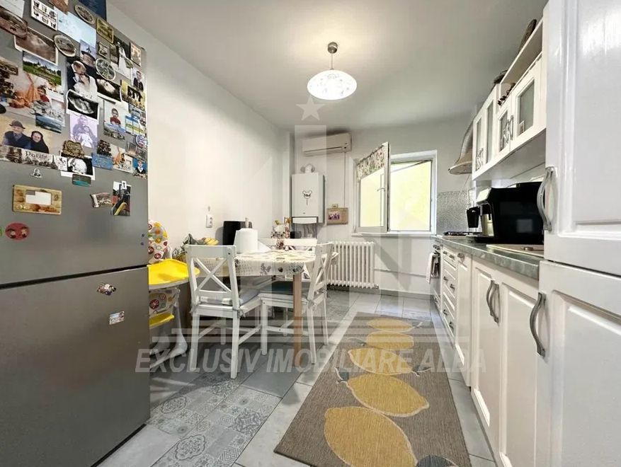 Apartament cu 3 camere decomandate, Cetate - Poză 3