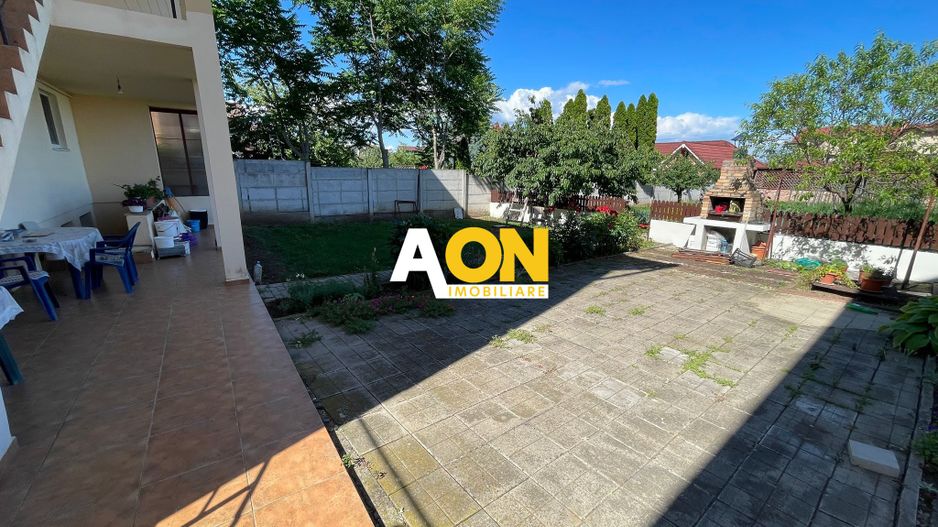 Casă cu 6 camere, teren 912 mp, garaj dublu, în zona Cetate-Schit - Poză 2