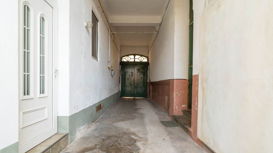 Apartament central, spațios, ideal pentru familie numeroasă. - Poză 2