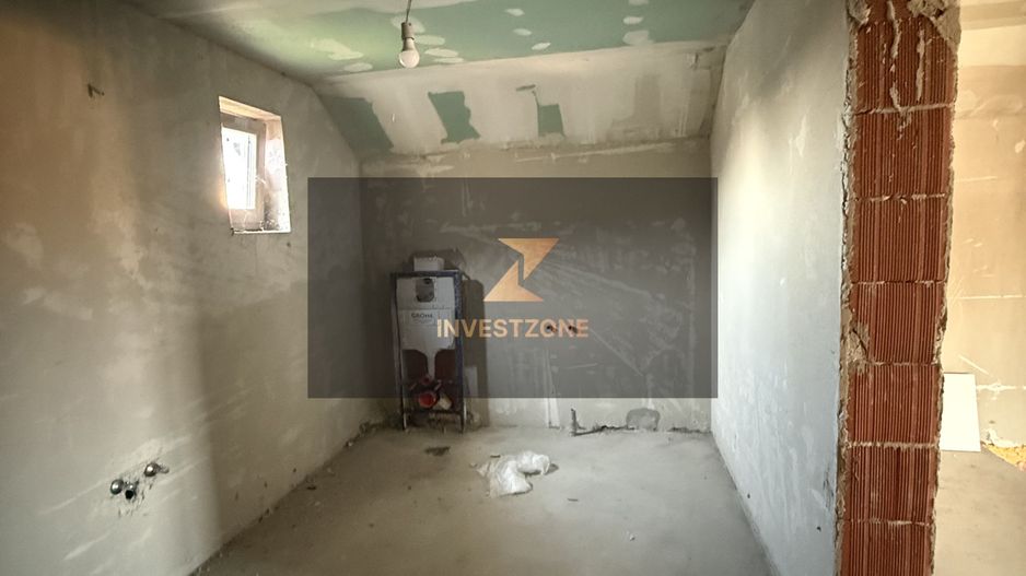 Casă spațioasă cu teren 806 mp - Poză 4