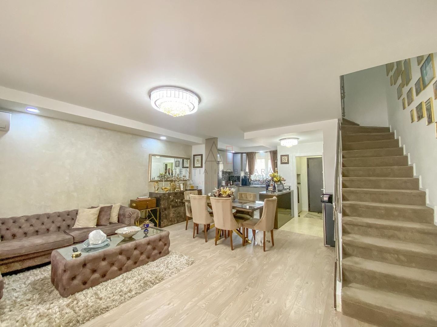 Casa 3 camere - Complex Cosmopolis - Poză 1