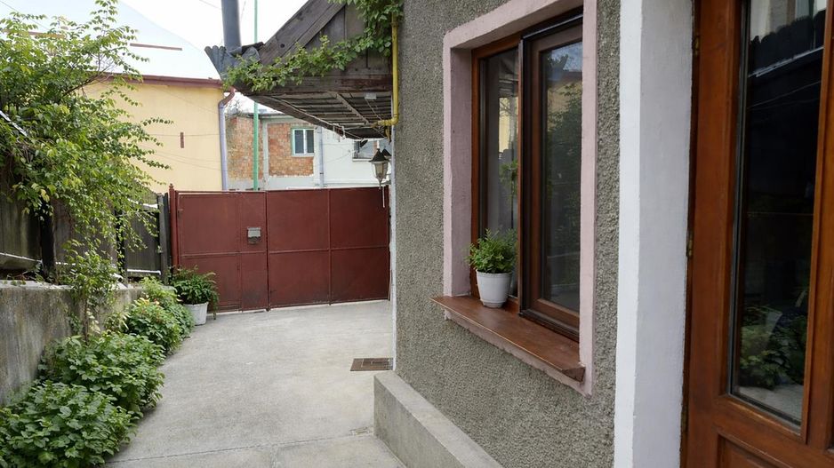 Casuta singura in curte, in Cetatea Medievala a Brasovului - Poză 1