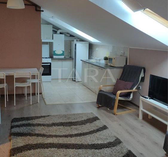 Mansardă cu 2 camere de vânzare în Florești, strada Florilor - Poză 1