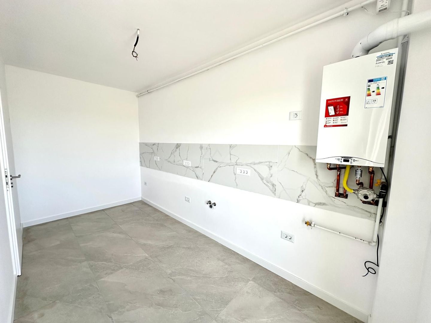 Ap pe 2 niveluri. Decomandat. 2 locuri de parcare. - Poză 5