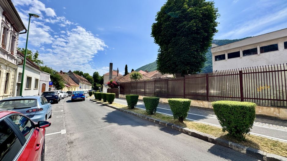 Casă în centrul istoric al Brașovului – 2 intrări, curte comună - Poză 19
