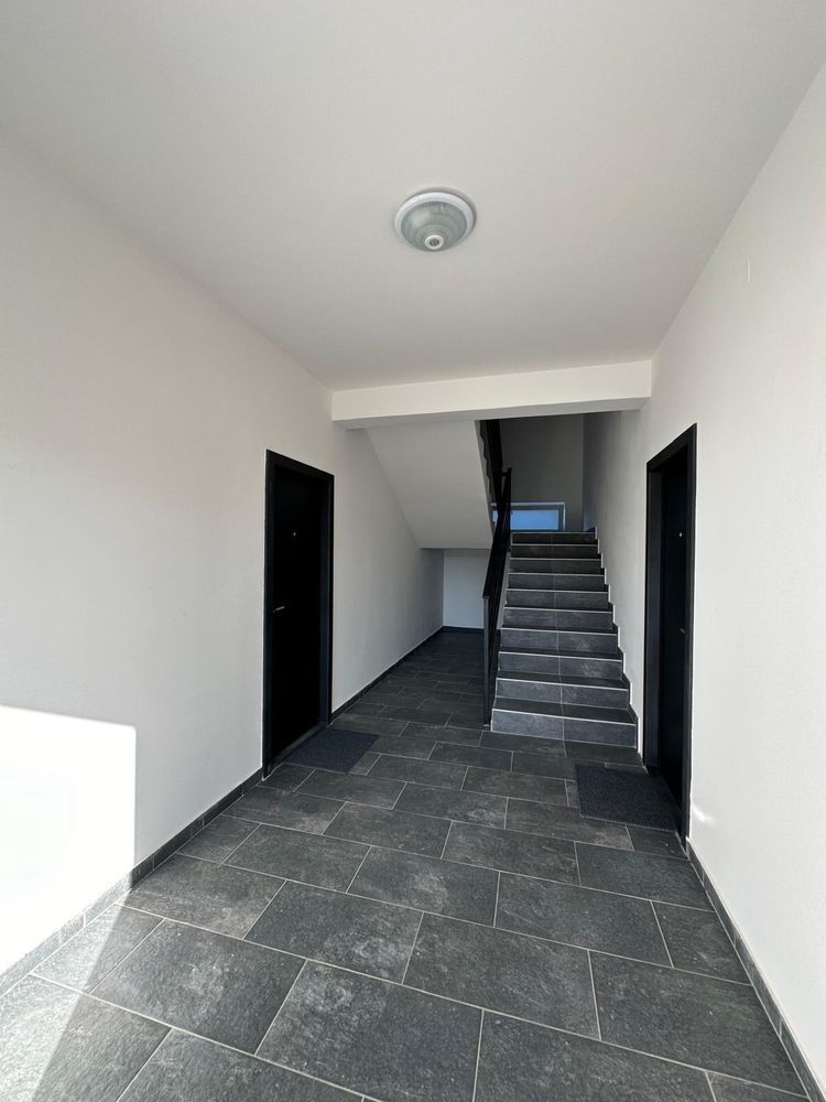 Vând apartament cu trei camere - Poză 8