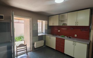 Casa cocheta Cristian zona Centrala, 2 camere,pod,beci,curte. - Poză 6