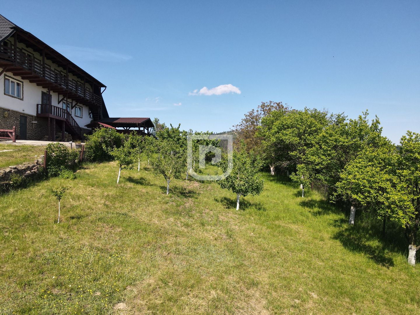 Casa bătrânească cu foișor și teren - Poză 6