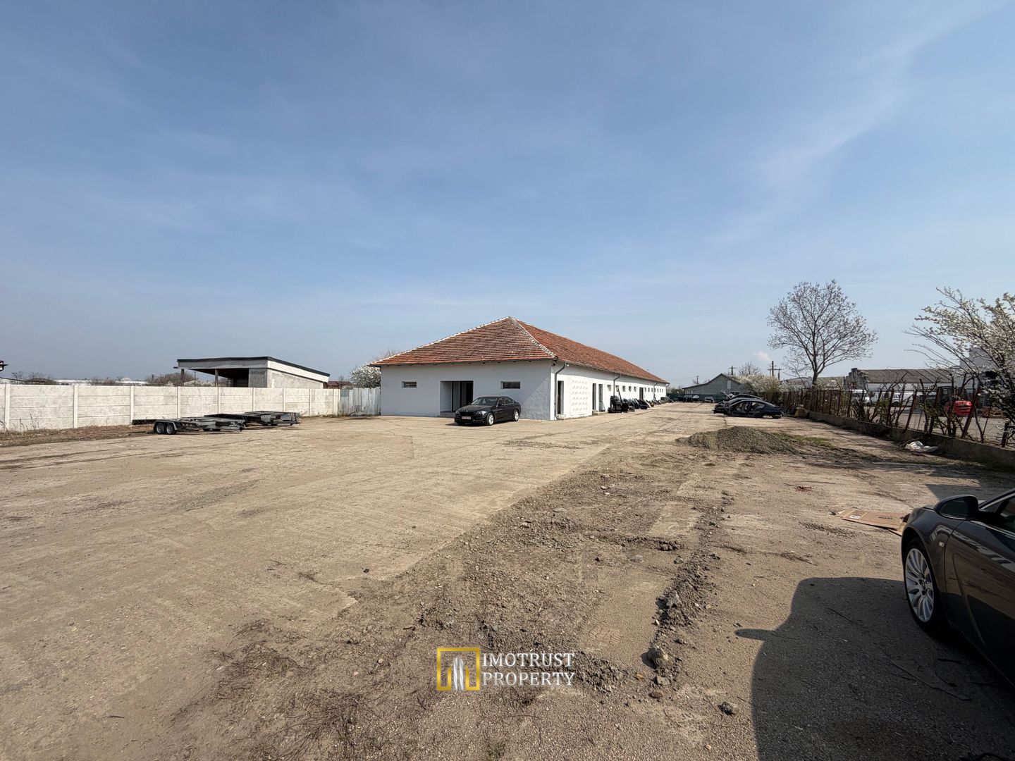 Hala + teren de închiriat pentru service auto / dezmembrări / depozit - Poză 2