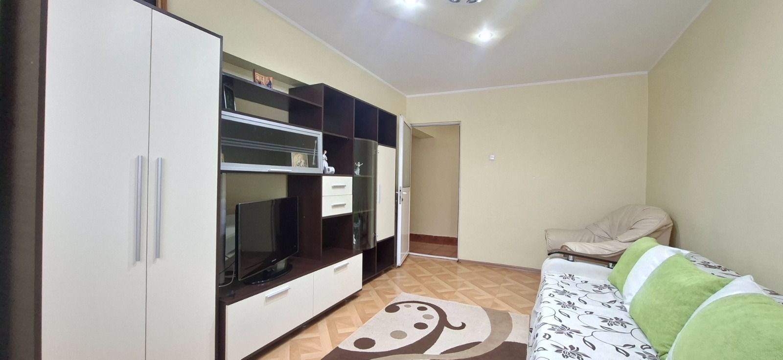 De inchiriat apartament cu 2 camere Micro 14, etaj 1, 350 euro - Poză 1