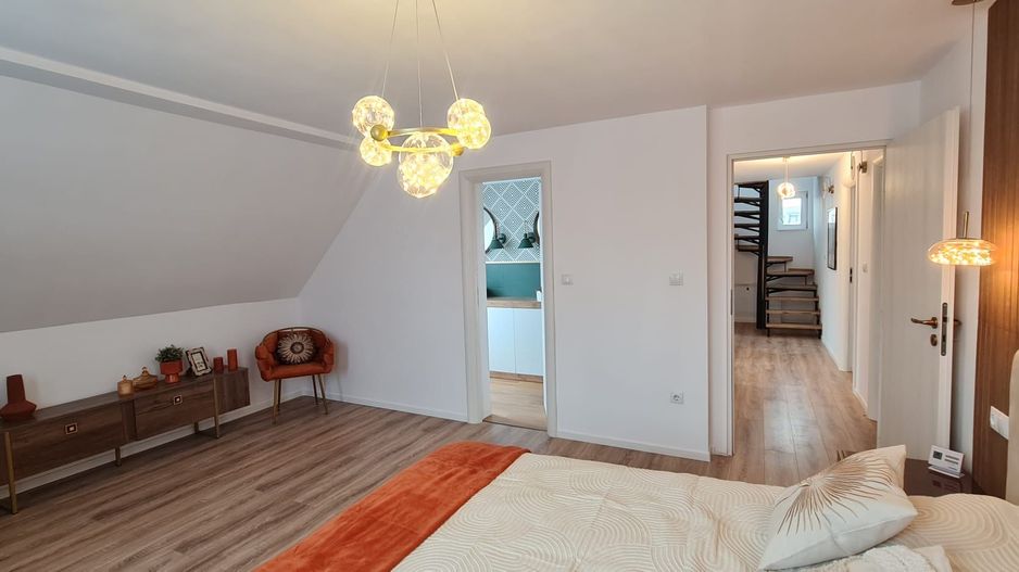 Vila spațioasă și elegantă de vânzare la intrarea în cartierul Turnișo - Poză 13