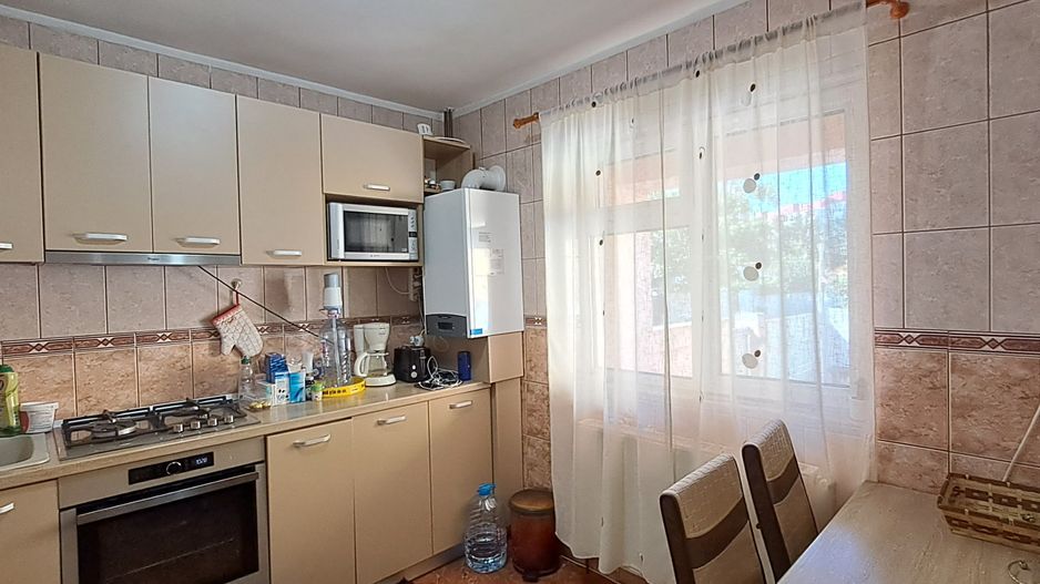Brancoveanu - Stadion Rocar, casa inidviduala, S+P+1Et+M, 5 camere - Poză 2