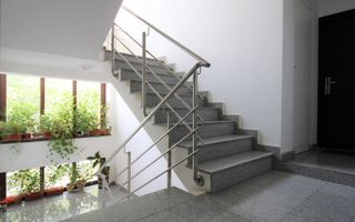 Centrala proprie, bucatarie inchisa si balcon spatios; posibilitate decontare - Poză 15