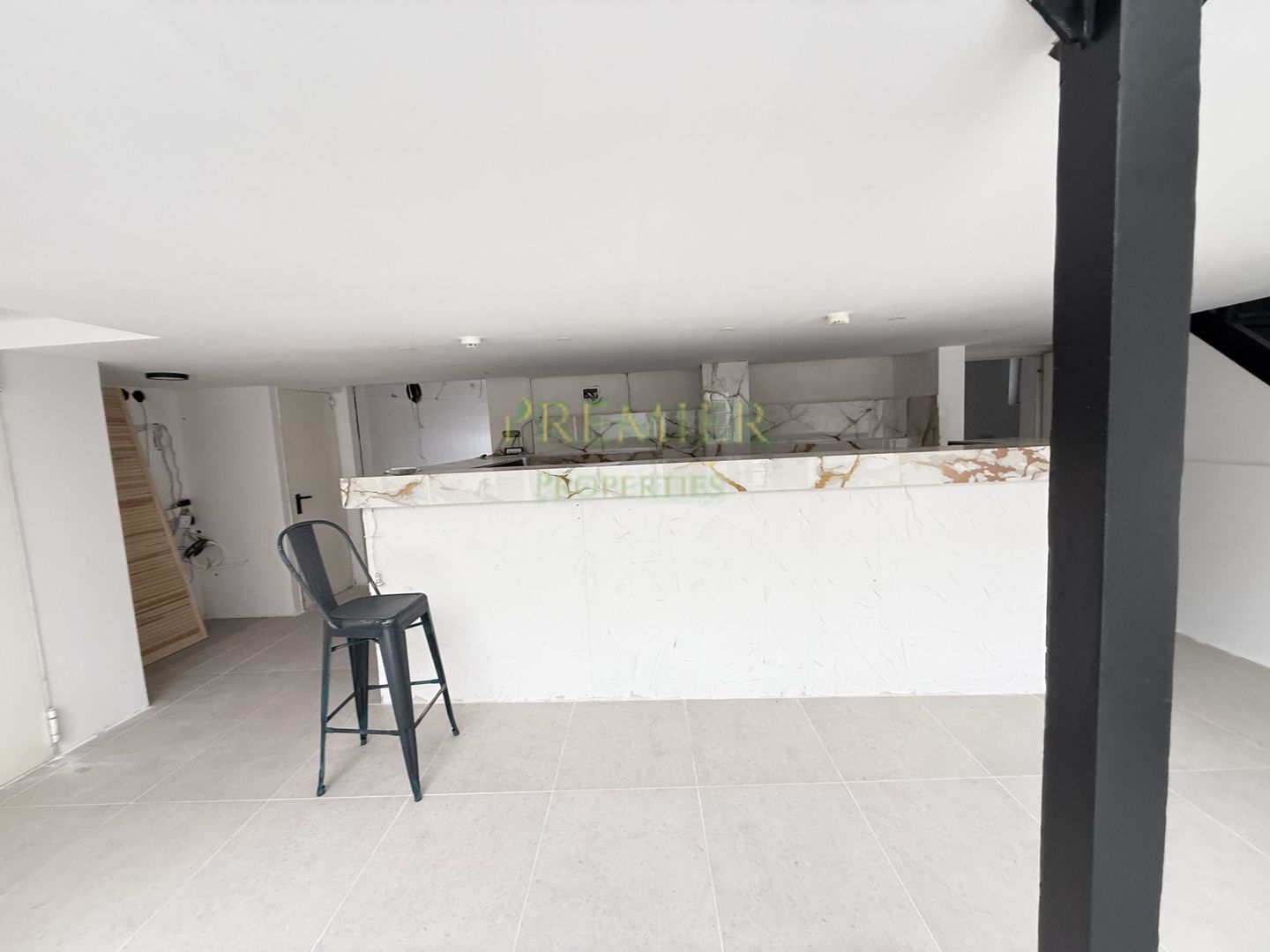 Spațiu comercial renovat, cameră mare și tavan retractabil - Poză 3