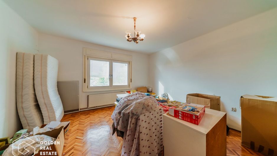 Vila superba, P+E,  Cuvin, 9 camere, 200 mp si teren 1300 mp plus anexa 3 camere - Poză 21