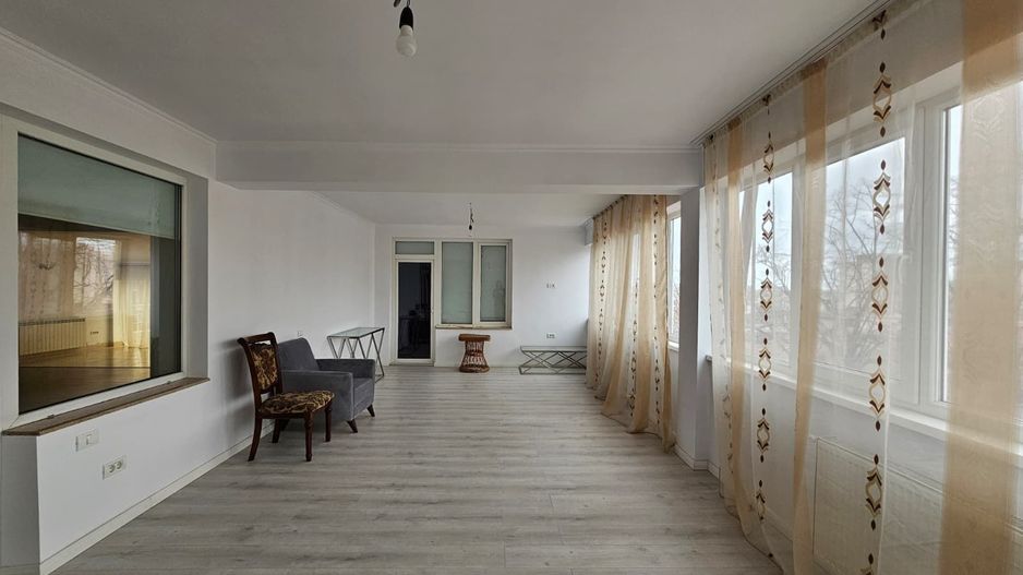 Vila generoasa de inchiriat intr o zona principala a orasului - Poză 9