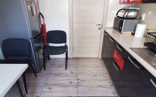 Proprietar , vand apartament , 4 camere cu centrala termica , boxa si loc parcare adp - Poză 1