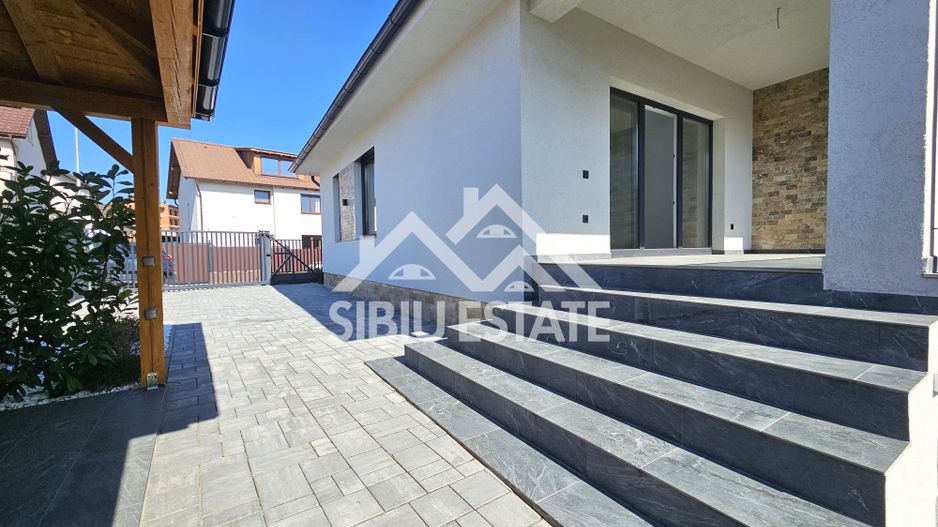 Casa Sibiu, intrare Selimbar, garaj, pivnita, curte mare - Poză 1