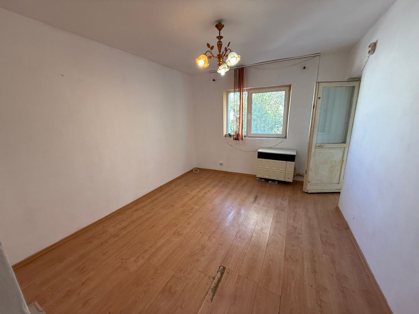 Garsonieră 27 mp cu balcon - etaj 2 - nemobilata -bloc an 1980 - Poză 1