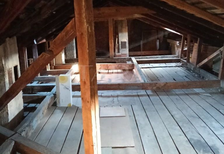 Apartament 3 camere ultracentral, curte si pod mansardabil. - Poză 6