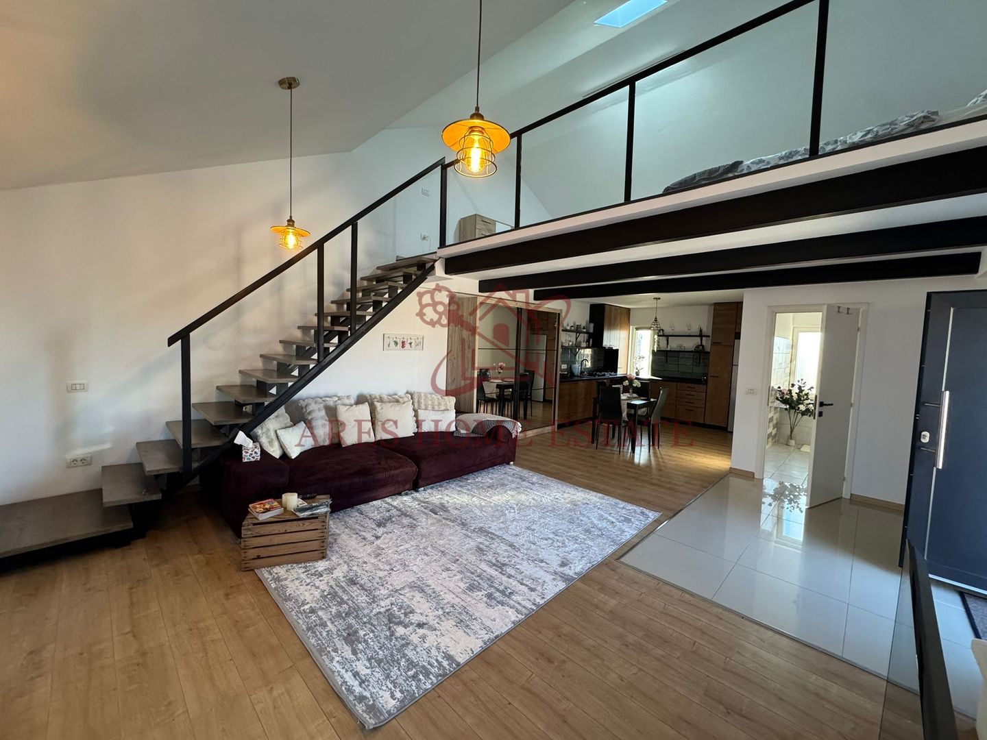 Apartament cu mezanin si curte privata. 2 locuri de parcare. - Poză 1