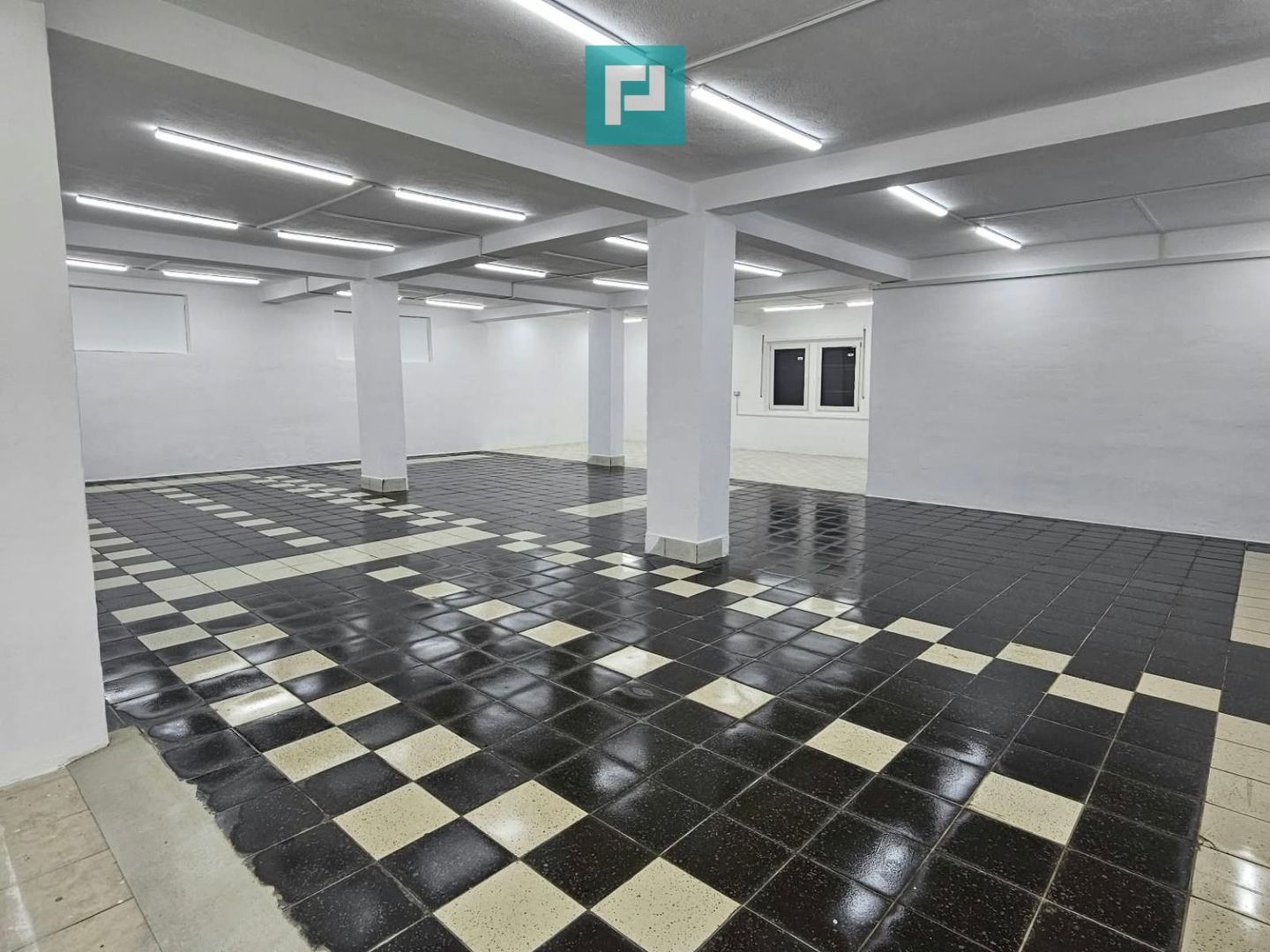 Proprietate impresionantă Sântana - 3500 mp utili - Poză 10