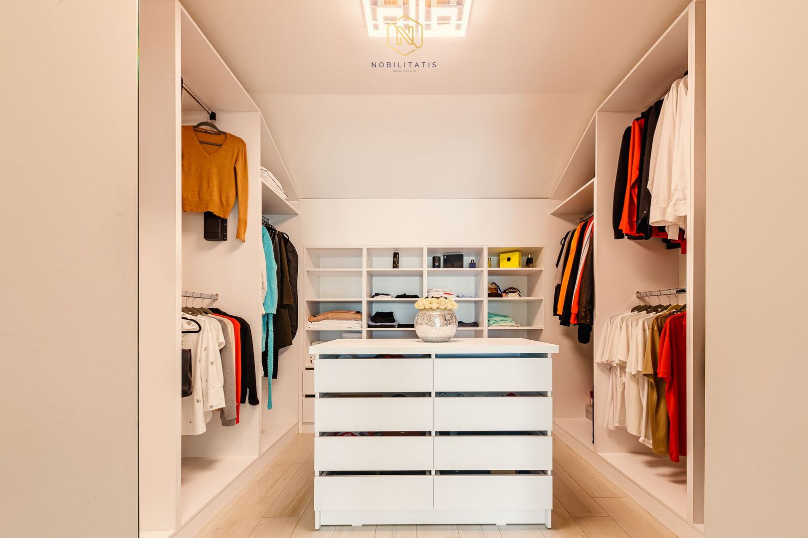 O Capodoperă Arhitecturală, Oferind Eleganță și Confort - Dumbravita - Poză 13