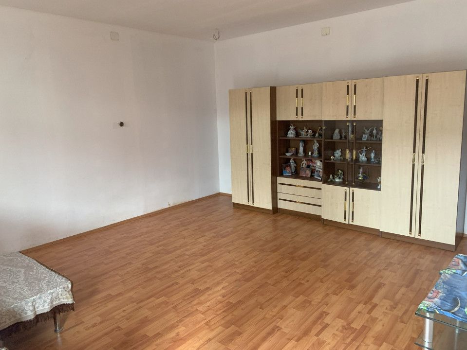  Casa cu teren generos de 1084 mp in centrul comunei Pischia, strada principala - Poză 11
