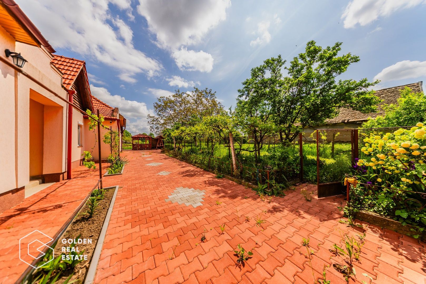 Casa situata in comuna Seitin, la cheie - Poză 32