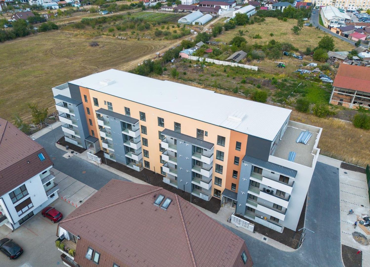 Perfect pentru investitie , apartament langa lac! - Poză 1