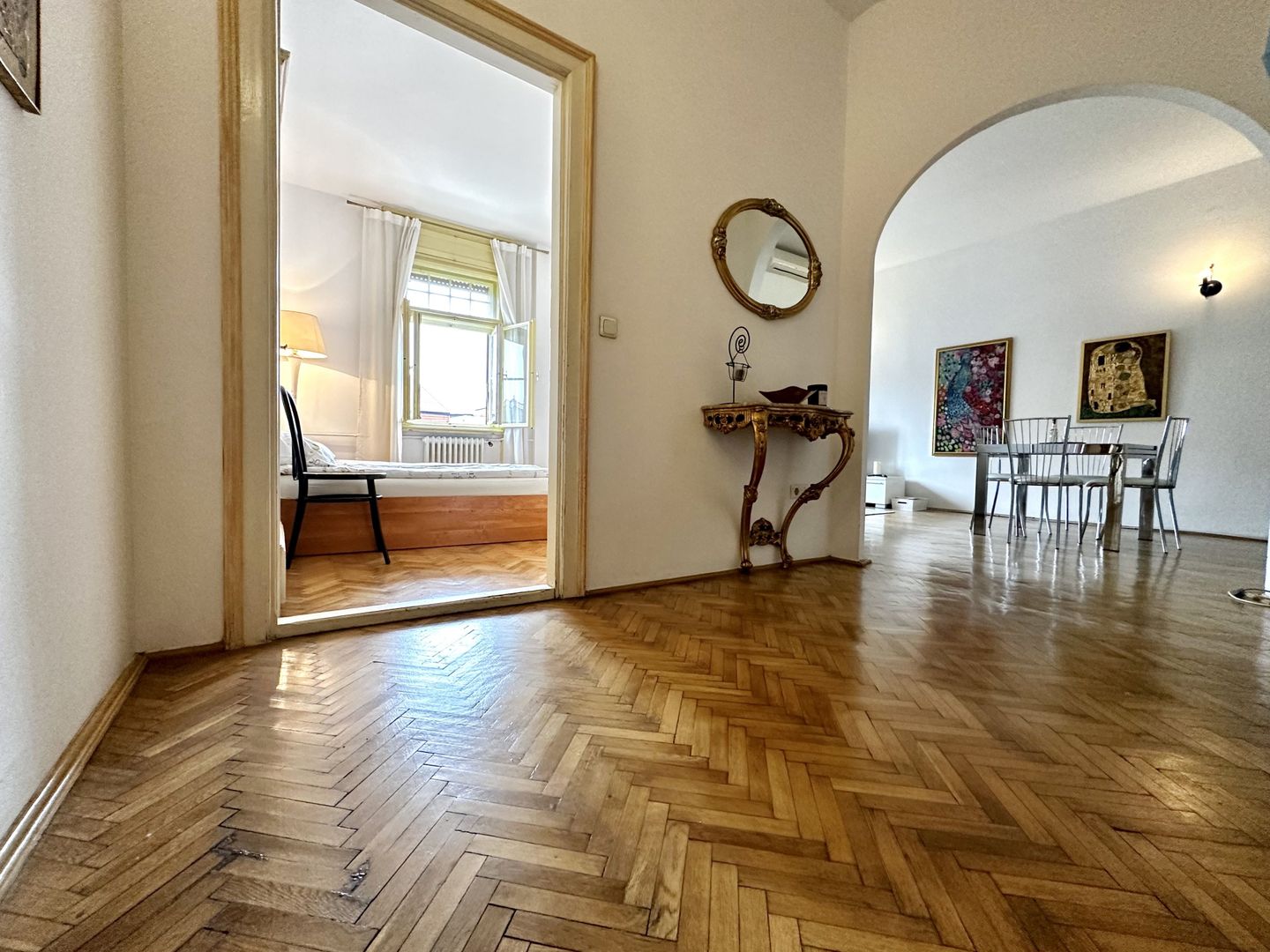 Apartament cu 2 camere,  clasic si boem, cu vedere in Piață Victoriei - Poză 7