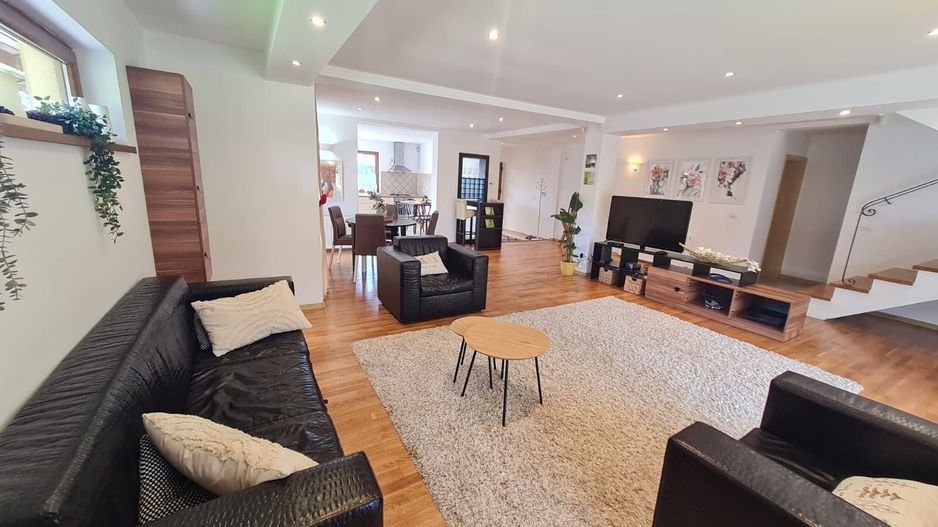 Vila spațioasă și recent renovată în Ghiroda! - Poză 1