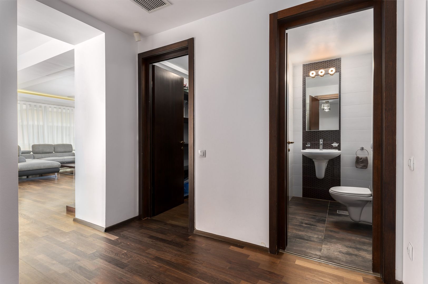 4 camere| semineu| piscina interioara | sauna | sala de sport| parcare - Poză 25