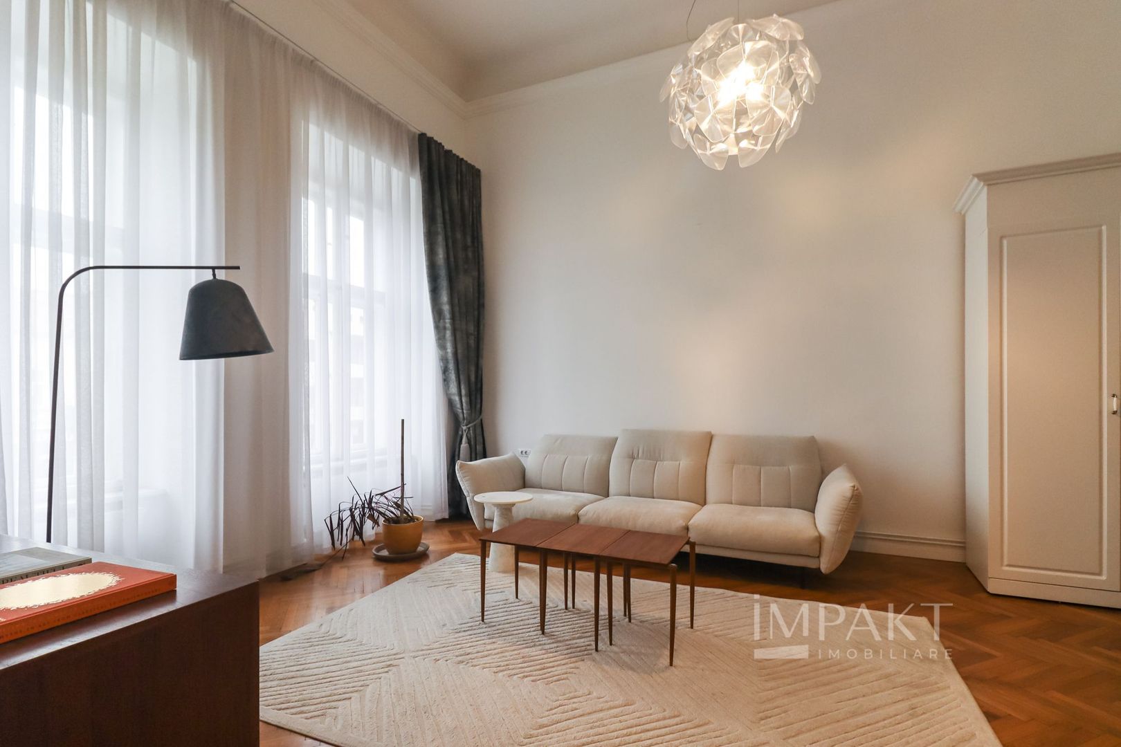Apartament deosebit cu 4 camere in centrul orasului Cluj Napoca - Poză 2