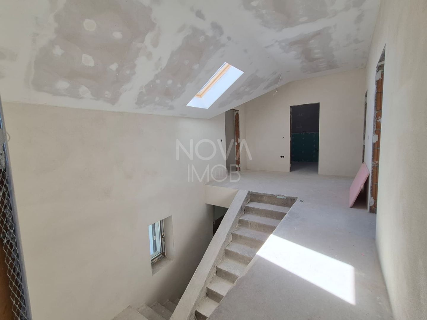 Casa generoasa cu 7 camere, 3 bai, dressing si parcare – Sura Mica - Poză 18