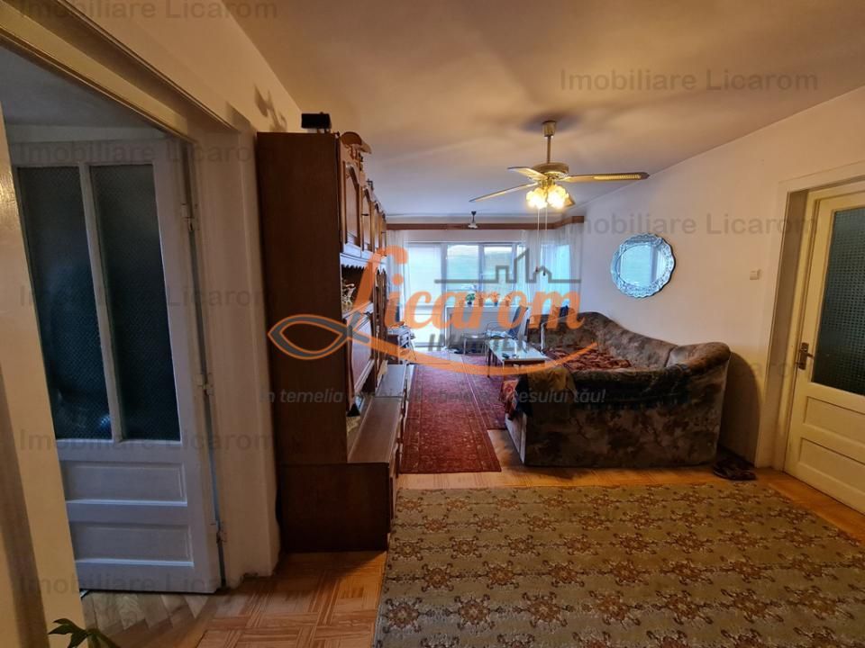 Proprietate individuala-3 apartamente,spatiu comercial,garaje,gradina,curte - Poză 7